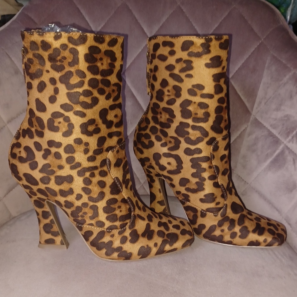 Brand New Womns Wild Diva Sz 6.5 Faux Suede Cheetah Print Short Heeled Boot